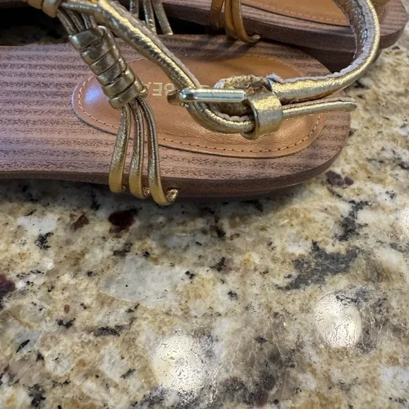 Veronica Beard Amelia Thongs Women's gold metallic t-strap sandals size 6.5